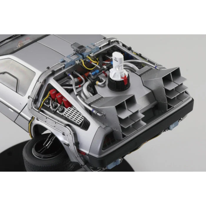 Aoshima 1/24 Time Machine from Back to the Future Part II - Image 5