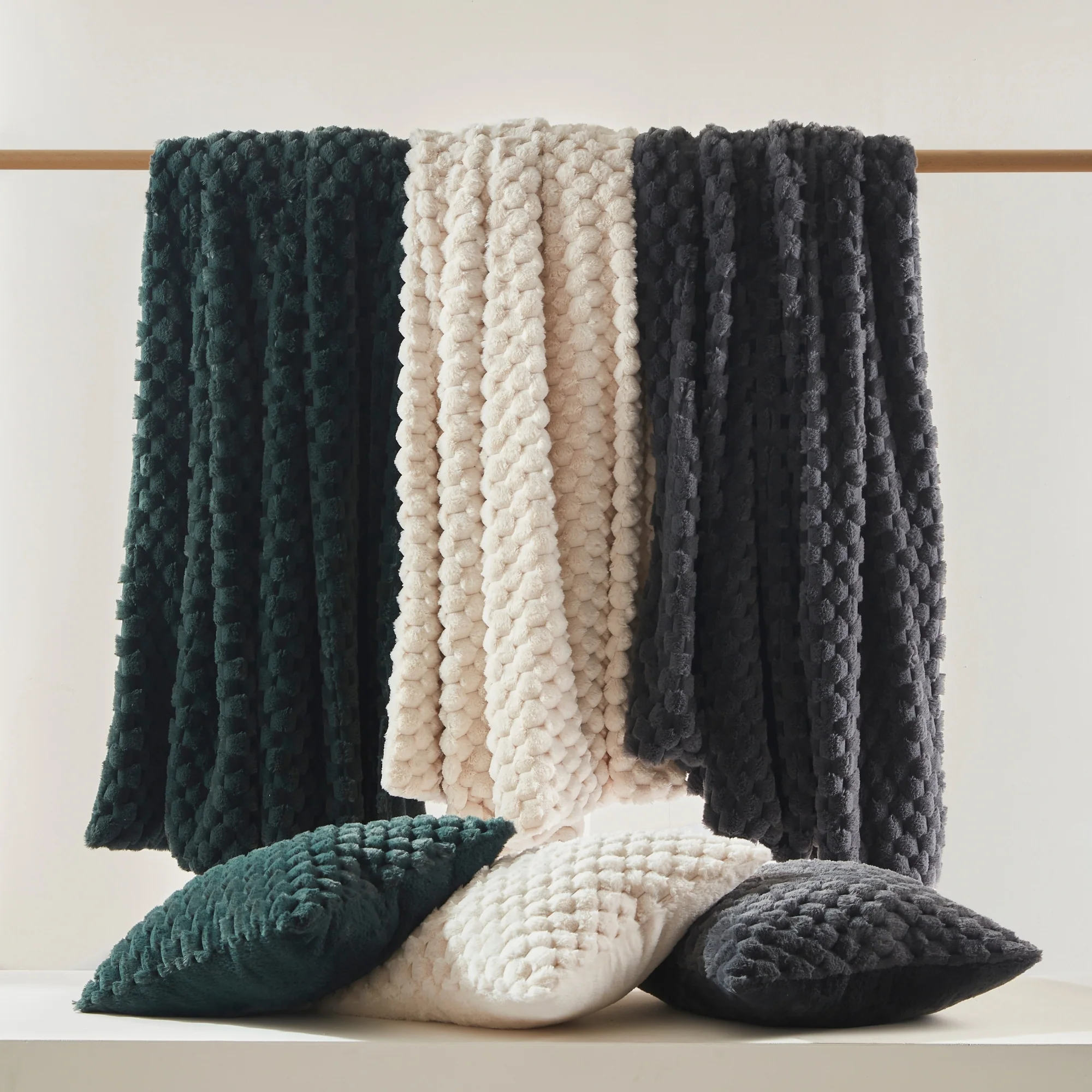 Dreamaker Emmett Textured Faux Fur Heated Throw [130x160cm] (Charcoal) - Image 9