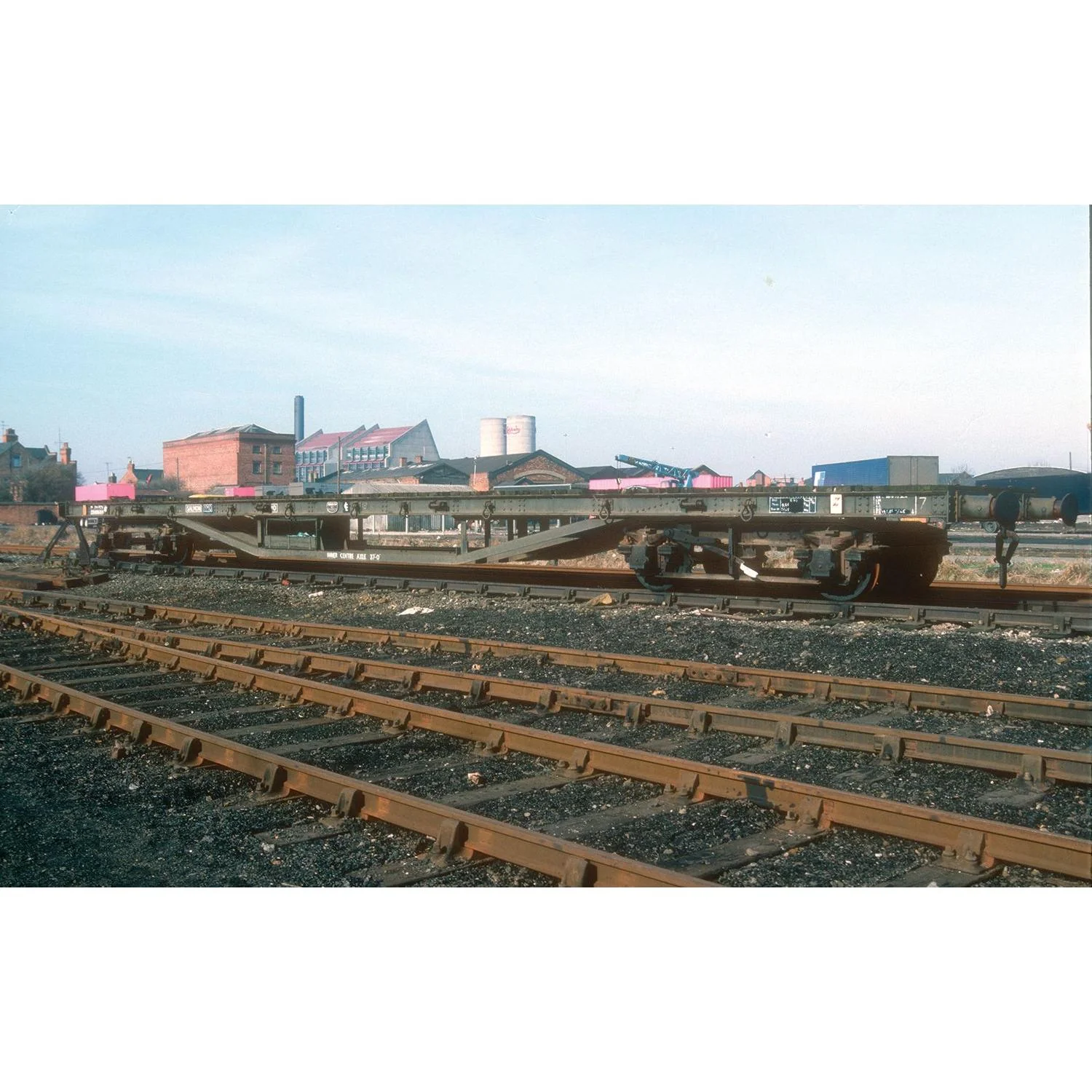 OO BR, YMO 'Salmon' Bogie Bolster Wagon - Era 7